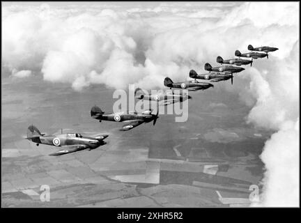 LA BATTAGLIA DELLA seconda guerra mondiale con aerei da caccia Hawker Hurricane del No 111 Squadron, con base alla RAF Northolt, in formazione durante la seconda guerra mondiale, intorno al 1940. Seconda guerra mondiale. Il punto di svolta nella battaglia d'Inghilterra fu il 15 agosto 1940, data che divenne nota come "Battle of Britain Day". In quel giorno, la Luftwaffe lanciò un massiccio attacco a Londra, sperando di distruggere il morale della città e costringere la Gran Bretagna ad arrendersi. La RAF rispose con una consistente forza di aerei da combattimento, seguì una feroce battaglia sui cieli di Londra. La RAF ha prevalso. Foto Stock