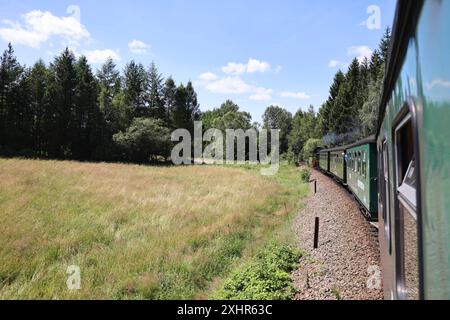 Fichtelbergbahn 09.07.2024, Oberwiesenthal, Dampflok / Dampfzug Fichtelbergbahn auf dem Weg nach Cranzahl *** Fichtelbergbahn 09 07 2024, Oberwiesenthal, treno a vapore Fichtelbergbahn sulla strada per Cranzahl Foto Stock