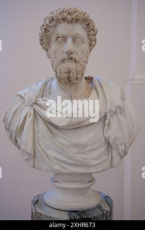 Busto in marmo bianco dell'imperatore Marco Aurelio. Museo Archeologico di Napoli. Napoli, Campania, Italia. Foto Stock