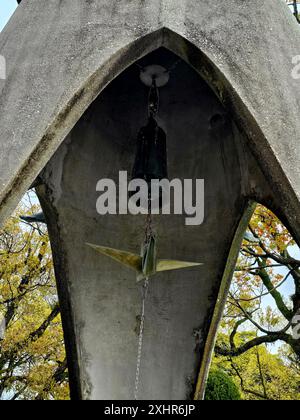 Il Children's Peace Monument di Hiroshima, noto anche come la "statua dei bambini della bomba atomica", è un monumento per la pace per commemorare Sadako Sasaki e le migliaia di bambini vittime del bombardamento atomico di Hiroshima. Sadako Sasaki era una giovane ragazza che morì di leucemia a causa delle radiazioni della bomba atomica sganciata su Hiroshima dagli Stati Uniti il 6 agosto 1945, causando la morte di oltre centomila civili. Giappone. Foto Stock