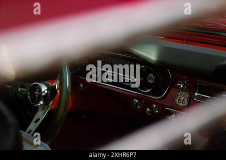 Vista interna dell'auto Ford Mustang del 1966 dal finestrino. Foto Stock