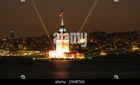 Una splendida foto notturna e a lunga esposizione che mostra uno spettacolo di luci alla Torre della Vergine Kız Kulesi a Istanbul. Foto Stock