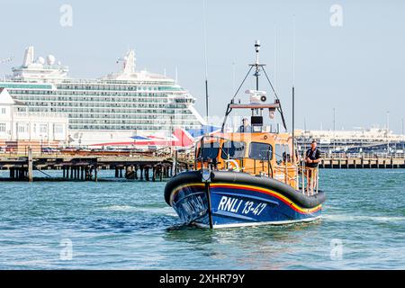 Imbarcazione di salvataggio RNLI 13-47 in movimento attraverso l'acqua - vista frontale e laterale Foto Stock