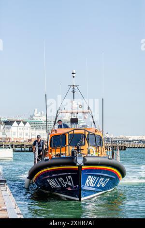 Imbarcazione di salvataggio RNLI 13-47 in movimento attraverso l'acqua - vista frontale Foto Stock