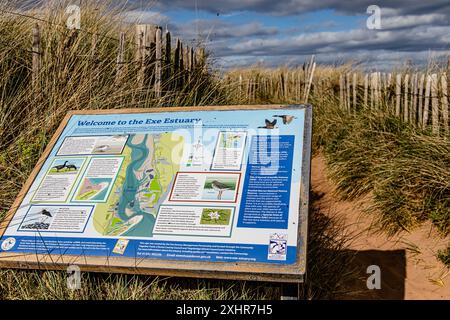 Dawlish Warren National Nature Reserve, exe Estuary, Devon, Inghilterra, segnaletica britannica sullo sfondo di dune. Foto Stock