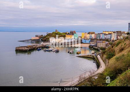 Tenby, Pembrokeshire Galles, vista panoramica diurna del porto, del castello e delle colorate file di case dai colori vivaci. Foto Stock