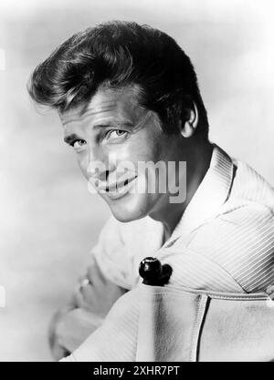 Roger Moore. Ritratto dell'attore inglese, Sir Roger George Moore (1927-2017), foto pubblicitaria, 1960-66 circa Foto Stock