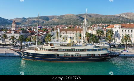 Traù, Croazia. 14 luglio 2024: L'elegante yacht MY CASABLANCA ormeggiato nella splendida città storica di Traù (Spalato-Dalmazia). Posseduta e gestita da una coppia croata che guida la nave da crociera Barbara Cruising, questa moderna nave (costruita dal cantiere croato nel 2016) si distingue per le sue linee eleganti e l'esterno classico ispirandosi all'età d'oro della nautica privata. La lussuosa nave, che offre esperienze su misura e può essere noleggiata regolarmente dall'operatore crocieristico francese Rivages du Monde per crociere lungo la costa adriatica. Crediti: Kevin Izorce/Alamy Live News Foto Stock