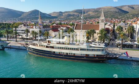 Traù, Croazia. 14 luglio 2024: L'elegante yacht MY CASABLANCA ormeggiato nella splendida città storica di Traù (Spalato-Dalmazia). Posseduta e gestita da una coppia croata che guida la nave da crociera Barbara Cruising, questa moderna nave (costruita dal cantiere croato nel 2016) si distingue per le sue linee eleganti e l'esterno classico ispirandosi all'età d'oro della nautica privata. La lussuosa nave, che offre esperienze su misura e può essere noleggiata regolarmente dall'operatore crocieristico francese Rivages du Monde per crociere lungo la costa adriatica. Crediti: Kevin Izorce/Alamy Live News Foto Stock