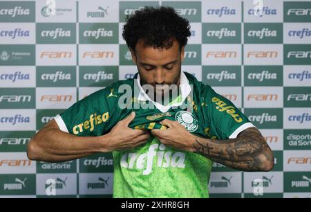 Presentazione del nuovo rinforzo di Palmeiras, attaccante centrocampista Felipe Anderson, presso l'Accademia di calcio, a ovest di São Paolo, questo lunedì, 15. Crediti: Brasile Photo Press/Alamy Live News Foto Stock