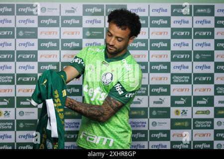 Presentazione del nuovo rinforzo di Palmeiras, attaccante centrocampista Felipe Anderson, presso l'Accademia di calcio, a ovest di São Paolo, questo lunedì, 15. Crediti: Brasile Photo Press/Alamy Live News Foto Stock