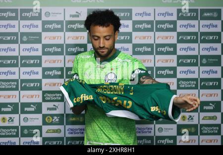 Presentazione del nuovo rinforzo di Palmeiras, attaccante centrocampista Felipe Anderson, presso l'Accademia di calcio, a ovest di São Paolo, questo lunedì, 15. Crediti: Brasile Photo Press/Alamy Live News Foto Stock