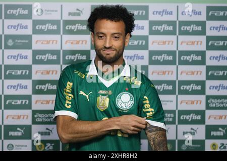 Presentazione del nuovo rinforzo di Palmeiras, attaccante centrocampista Felipe Anderson, presso l'Accademia di calcio, a ovest di São Paolo, questo lunedì, 15. Crediti: Brasile Photo Press/Alamy Live News Foto Stock