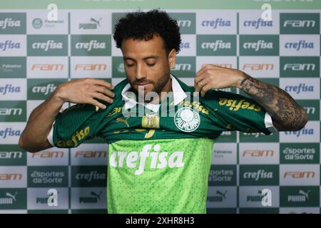 Presentazione del nuovo rinforzo di Palmeiras, attaccante centrocampista Felipe Anderson, presso l'Accademia di calcio, a ovest di São Paolo, questo lunedì, 15. Crediti: Brasile Photo Press/Alamy Live News Foto Stock