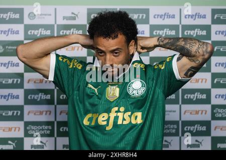 Presentazione del nuovo rinforzo di Palmeiras, attaccante centrocampista Felipe Anderson, presso l'Accademia di calcio, a ovest di São Paolo, questo lunedì, 15. Crediti: Brasile Photo Press/Alamy Live News Foto Stock