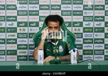 Presentazione del nuovo rinforzo di Palmeiras, attaccante centrocampista Felipe Anderson, presso l'Accademia di calcio, a ovest di São Paolo, questo lunedì, 15. Crediti: Brasile Photo Press/Alamy Live News Foto Stock