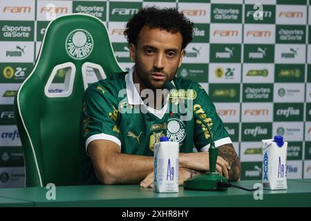 Presentazione del nuovo rinforzo di Palmeiras, attaccante centrocampista Felipe Anderson, presso l'Accademia di calcio, a ovest di São Paolo, questo lunedì, 15. Crediti: Brasile Photo Press/Alamy Live News Foto Stock