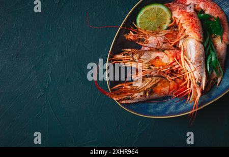 Langoustines, australiano, fresco ghiacciato sul ghiaccio, vista dall'alto, lime e verdi Foto Stock