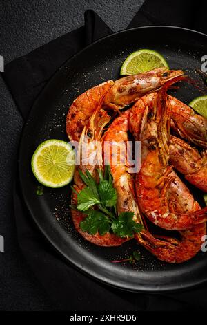 Langoustines, australiano, fresco ghiacciato sul ghiaccio, vista dall'alto, lime e verdi Foto Stock