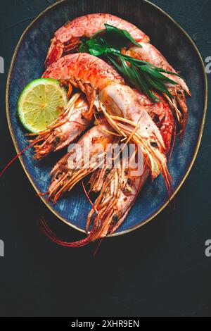 Langoustines, australiano, fresco ghiacciato sul ghiaccio, vista dall'alto, lime e verdi Foto Stock