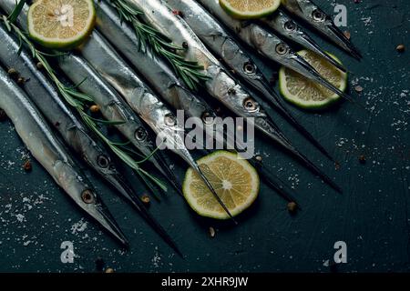 Pesce fresco del Mar Nero. crudo, sargan, luccio di mare, vista dall'alto, niente gente Foto Stock