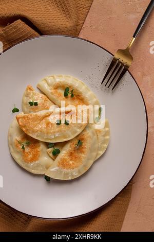 Pierogi, un piatto tradizionale della cucina polacca, gnocchi, vista dall'alto, primo piano, senza persone Foto Stock