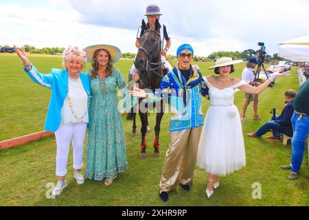 Stefanie Simon, Christiane Zander, Julian F. M. Stoeckel und Pauline Stolze beim 4. Internationalen Ladies Cup e Hut Contest 2024 presso il Polo Park Seebu Foto Stock