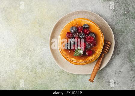 Colazione, pancake con frutti di bosco e miele, vista dall'alto, fatti in casa, niente persone Foto Stock