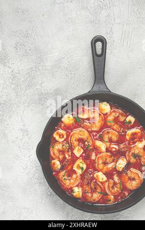 Saganaki greco, in una padella di ferro, saganaki con gamberi, gamberi in salsa di pomodoro, con pepe e formaggio feta, fatto in casa, nessuno Foto Stock