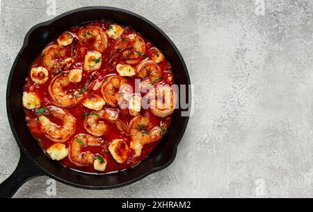 Saganaki greco, in una padella di ferro, saganaki con gamberi, gamberi in salsa di pomodoro, con pepe e formaggio feta, fatto in casa, nessuno Foto Stock