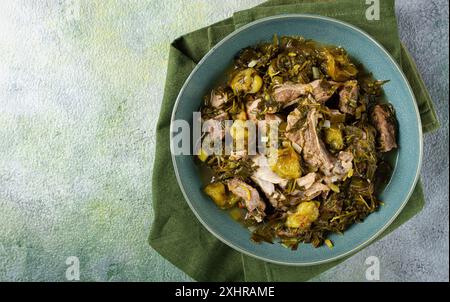 Chakapuli, piatto georgiano, carne stufata con erbe e tkemali, vino bianco, fatti in casa, nessuno Foto Stock