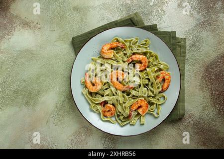 Tagliatelle con spinaci, in salsa panna, con gamberi, fatti in casa, senza persone Foto Stock