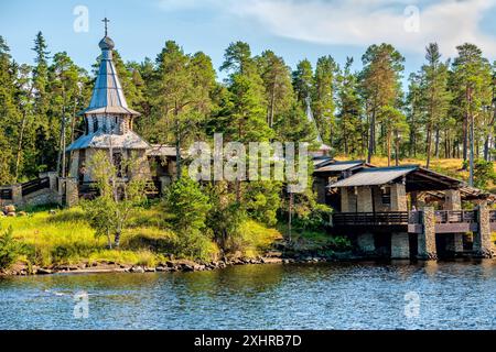 Veduta della cappella in nome di Sergio ed Ermanno di Valaam e di tutti i santi, che brillarono su Valaam e la piattaforma di osservazione dal lato del lago Foto Stock