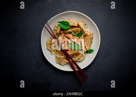 Gnocchi fritti giapponesi, gyoza, semi di sesamo, vista dall'alto, nessuna gente Foto Stock