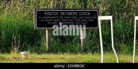Segui le indicazioni per Youth Division Lock sul canale Kennett & Avon a Devizes. Data: Luglio 2024. Estate. Foto Stock