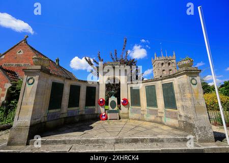 Devizes War Memorial con ghirlande di papavero. Devizza la scena. Data: Luglio 2024. Estate. Foto Stock