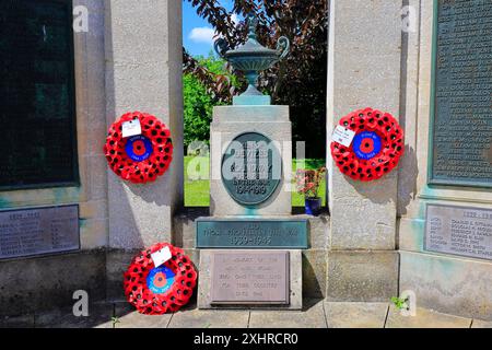 Devizes War Memorial con ghirlande di papavero. Devizza la scena. Data: Luglio 2024. Estate. Foto Stock