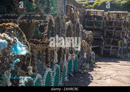 Un mucchio di utensili da pesca: Trappole per granchio, trappole per aragoste e reti da pesca impilate l'una sull'altra Foto Stock