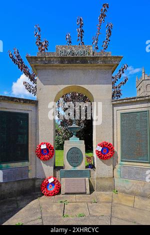 Devizes War Memorial con ghirlande di papavero. Devizza la scena. Data: Luglio 2024. Estate. Foto Stock