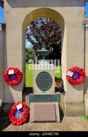 Devizes War Memorial con ghirlande di papavero. Devizza la scena. Data: Luglio 2024. Estate. Foto Stock