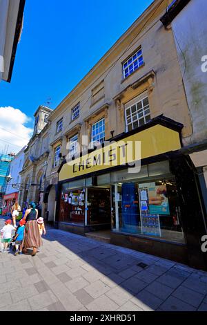 Farmacia, centro città di Devizes. Data: Luglio 2024. Estate. Foto Stock