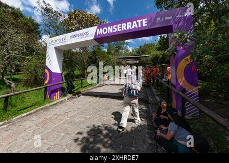 Bogotà, Colombia, 3-1-2024. I turisti provenienti dalla Colombia e da altri paesi salgono fino alla collina di Monserrate a Bogotà. Foto di Jose I. Bula Urrutia Foto Stock