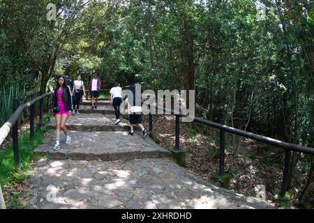 Bogotà, Colombia, 3-1-2024. I turisti provenienti dalla Colombia e da altri paesi salgono fino alla collina di Monserrate a Bogotà. Foto di Jose I. Bula Urrutia Foto Stock