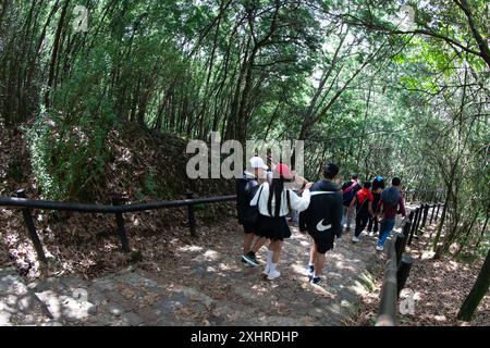 Bogotà, Colombia, 3-1-2024. I turisti provenienti dalla Colombia e da altri paesi salgono fino alla collina di Monserrate a Bogotà. Foto di Jose I. Bula Urrutia Foto Stock