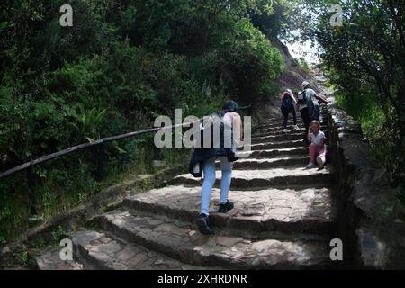 Bogotà, Colombia, 3-1-2024. I turisti provenienti dalla Colombia e da altri paesi salgono fino alla collina di Monserrate a Bogotà. Foto di Jose I. Bula Urrutia Foto Stock