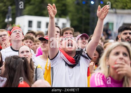 Tifosi di calcio nella zona tifosi del Brandeburgo Tor durante i quarti di finale tra Germania e Spagna al Campionato europeo di calcio Foto Stock