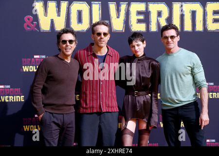 Shawn Levy, Ryan Reynolds, Emma Corrin e Hugh Jackmann al Deadpool Wolverine fan Event a Uber Platz a Berlino il 7 luglio 2024 Foto Stock