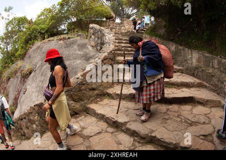 Bogotà, Colombia, 3-1-2024. I turisti provenienti dalla Colombia e da altri paesi salgono fino alla collina di Monserrate a Bogotà. Foto di Jose I. Bula Urrutia Foto Stock