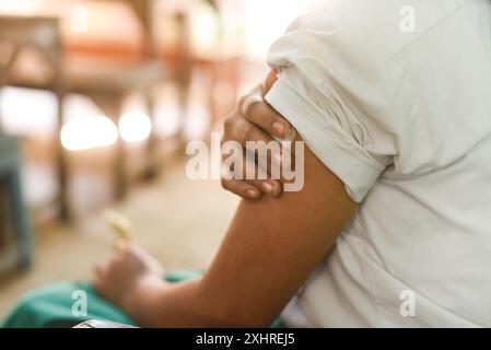 Un operatore sanitario inocula uno studente con una dose di un vaccino Covid-19 coronavirus durante una campagna di vaccinazione per le persone della fascia di età 15-18 a Foto Stock