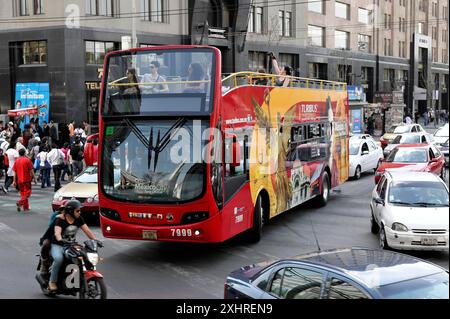 Città del Messico, Messico, America centrale, autobus rosso a due piani con turisti che attraversano la città in una strada trafficata Foto Stock